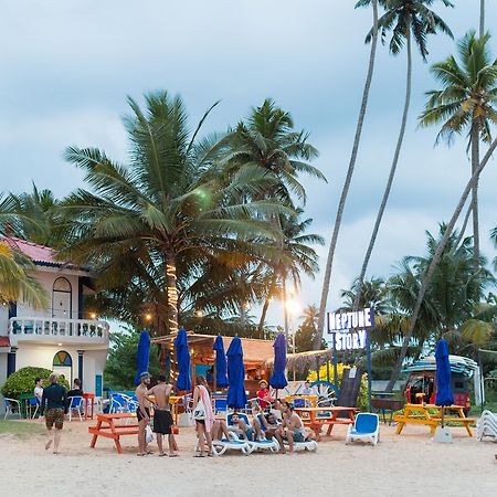 Neptune Story Resort Уелигама Екстериор снимка